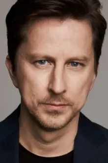 Lee Ingleby como: Narrator (Voice)