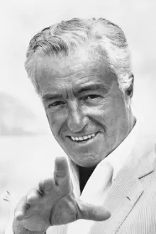 Vittorio De Sica como: Don Luigi