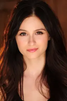 Melanie Papalia como: Dana