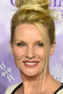 Nicollette Sheridan como: Cass