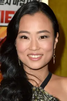 Diana Bang como: Jennifer Rhoo