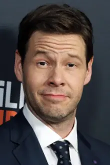 Ike Barinholtz como: Dave Armstrong