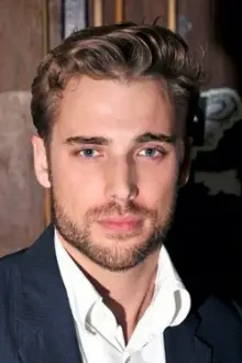 Dustin Milligan como: Callum Beck