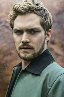 Finn Jones como: Robert