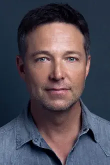 George Newbern como: Bryan MacKenzie