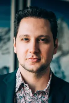 Matt McGorry como: Travis