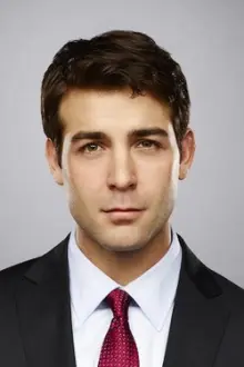 James Wolk como: Brad