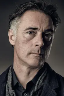 Greg Wise como: Professor Anderson