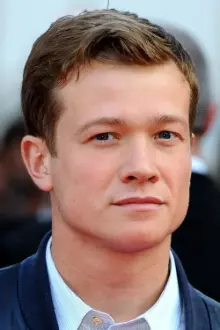 Ed Speleers como: John