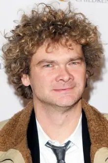 Simon Farnaby como: 