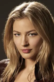 Tabrett Bethell como: Beth