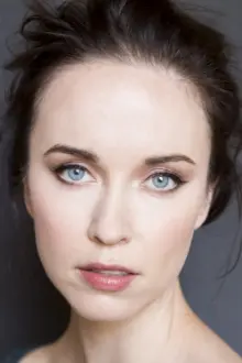 Elyse Levesque como: Amy