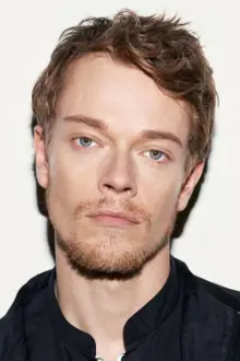 Alfie Allen como: The Man