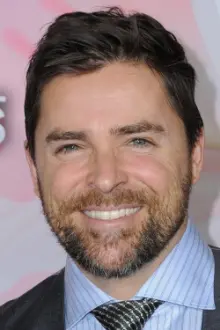 Kavan Smith como: James