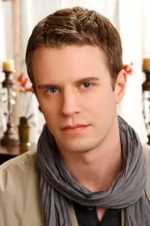 Luke Mably como: Dr. Simon Hill