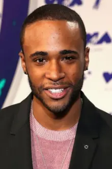 Khylin Rhambo como: James