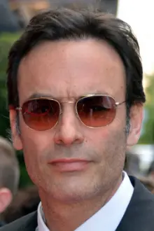 Anthony Delon como: Père Henri Florentin