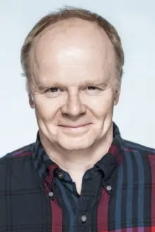 Jason Watkins como: Alfred Pennyworth (voice)