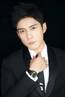 Elvis Han como: YiYang Luo / 罗一洋