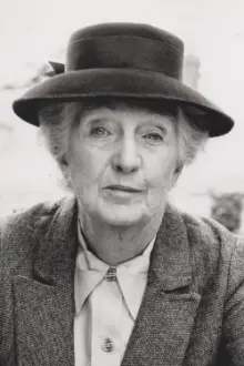 Joan Hickson como: Miss Jane Marple