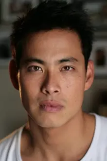 Ivan Shaw como: Alex Chou