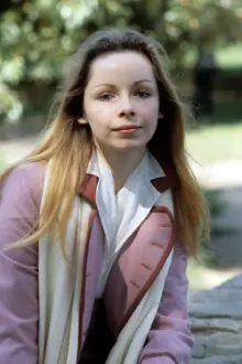 Lalla Ward como: Miss Devine