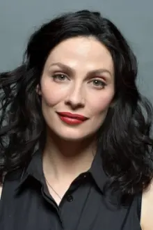 Joanne Kelly como: Julia