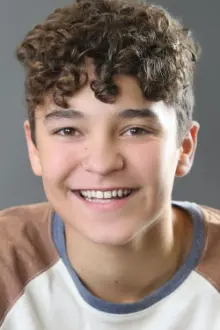 Pierce Gagnon como: Ethan Woods