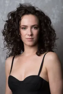 Amy Manson como: Pamela