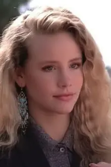 Amanda Peterson como: Julie Moore