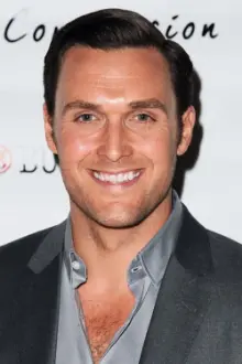 Owain Yeoman como: Benny Gallagher