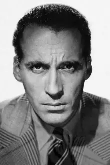 Christopher Lee como: August