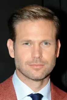 Matthew Davis como: Warner