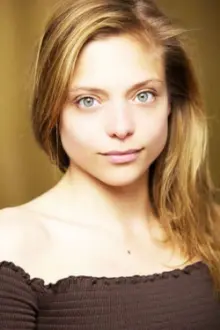 Lizzie Brocheré como: Tess