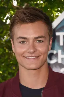 Peyton Meyer como: Lucas Friar