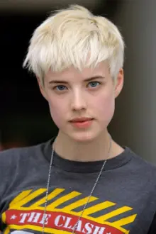 Agyness Deyn como: Detective Elaine Renko