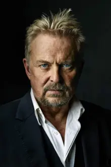 Dennis Storhøi como: Sebastian Kåk