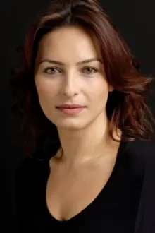 Ayça Bingöl como: Saliha