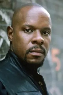 Avery Brooks como: Ele mesmo