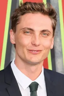 Eamon Farren como: Danny / Ava