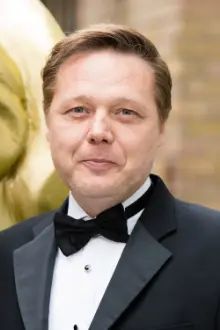 Shaun Dooley como: Narrator