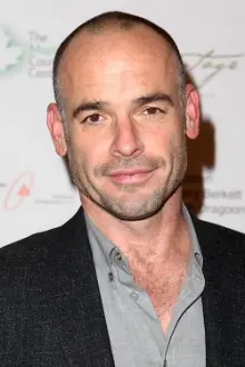 Paul Blackthorne como: Harry Dresden