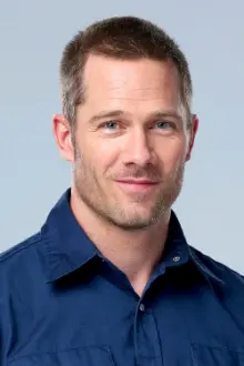 Luke Macfarlane como: Detective Shawn Caden