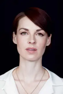 Jessica Raine como: Julia