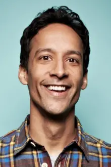 Danny Pudi como: Mr. D