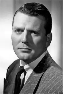 Charles McGraw como: Arnold 'Red' Kluger