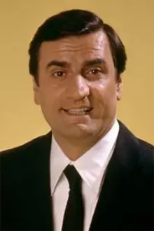 Aldo Maccione como: Sergeant Mastino