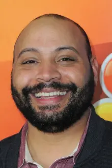 Colton Dunn como: Julian