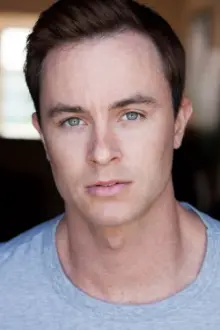 Ryan Kelley como: Bobby