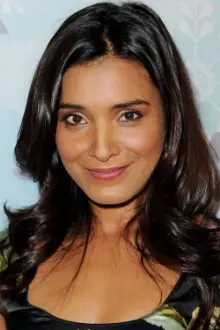 Shelley Conn como: Nisha Parekh